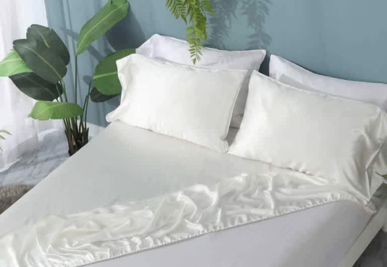 Best Silk Sheets of 2025 - Best Value - SilkSilky 19 Momme 3-Piece Silk Sheet Set