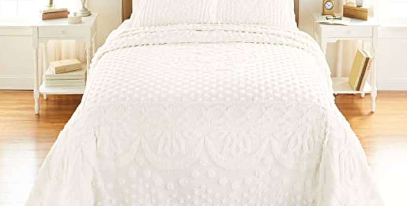 Product Image of the BrylaneHome Georgia Chenille Bedspread