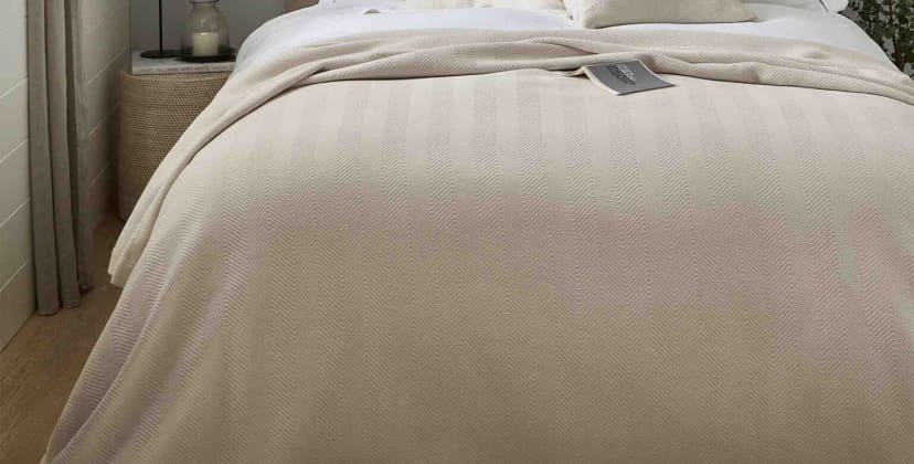Brand image of The White Company Mason Bedspread